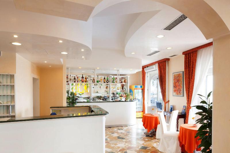 Hotel Karinzia - Lobi
