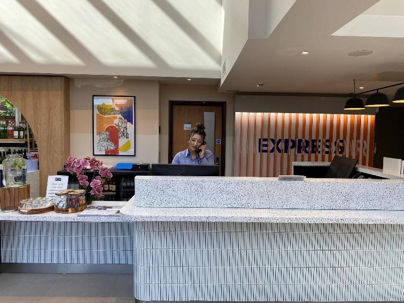 Holiday Inn Express Windsor - Lobi