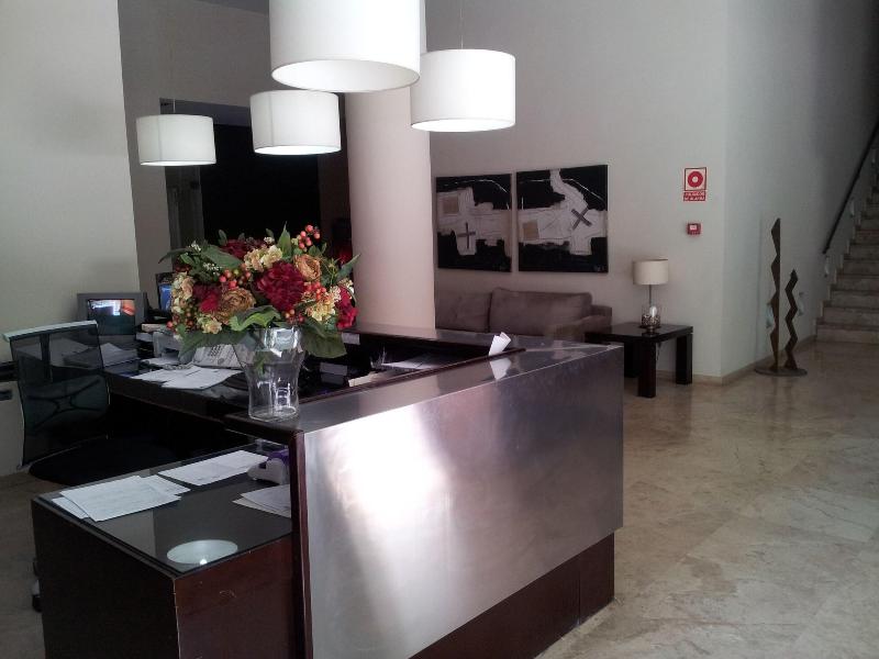 Plaza Picasso Apartamentos - Lobi