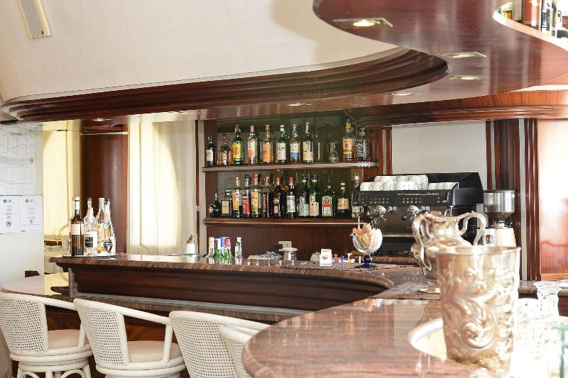 Anthony - Bar