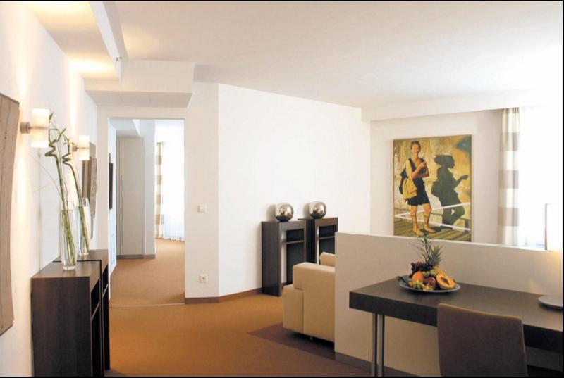 Estrel Hotel Berlin - Oda