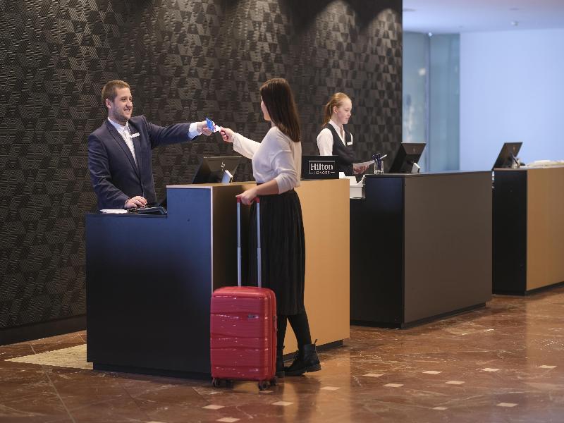 DoubleTree by Hilton Hannover Schweizerhof - Lobi