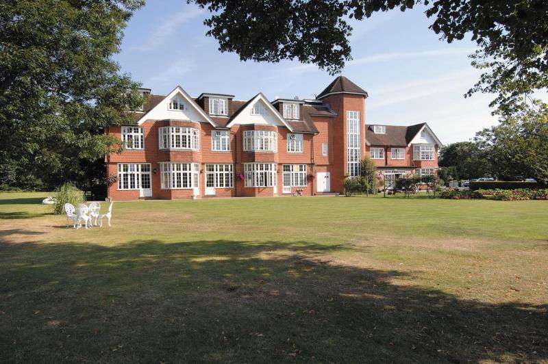 The Grovefield House - Genel