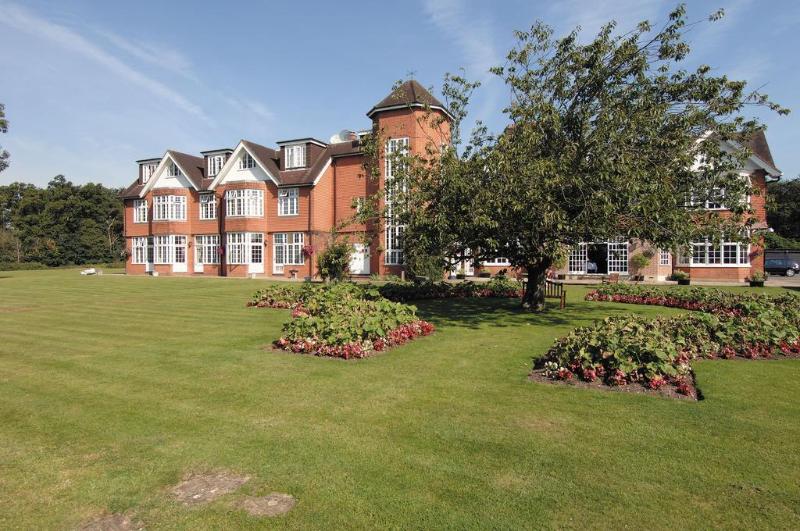 The Grovefield House - Genel