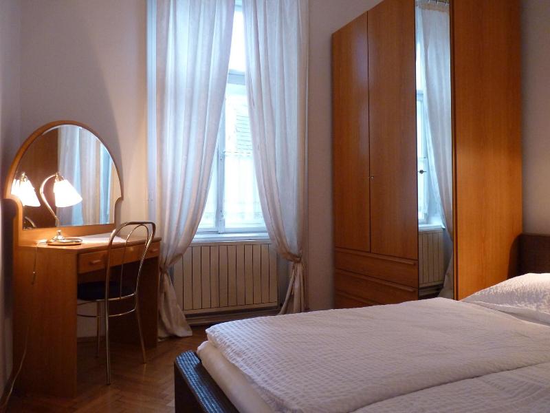 Hotel Pension Lumes self check in - Oda